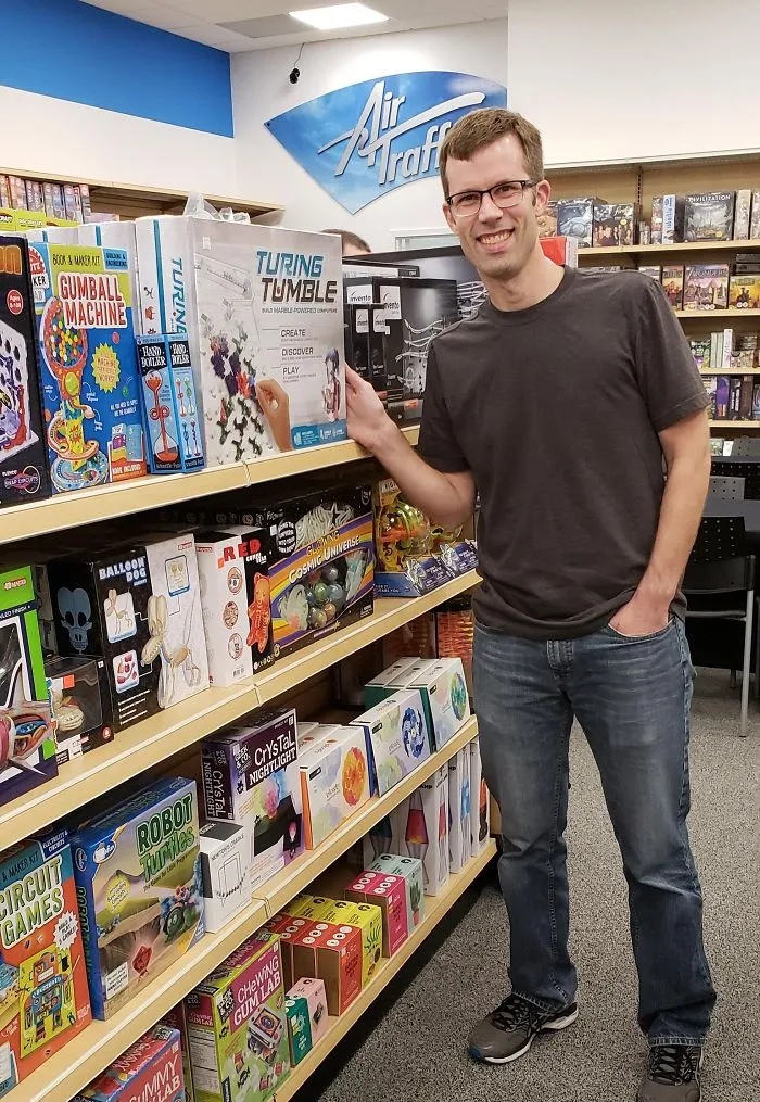 De niño, venía a esta tienda siempre que podía. Hoy, venden un videojuego que he hecho yo. Este es mi sueño hecho realidad