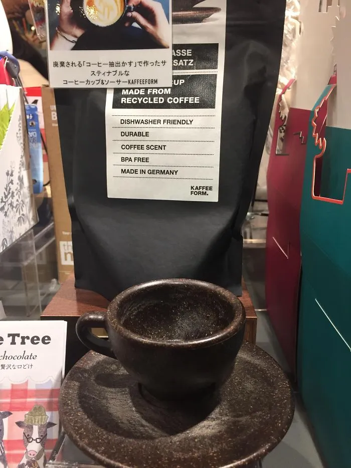 Taza de café hecha con posos de café reciclados