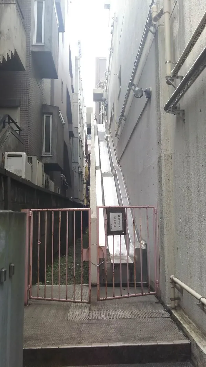 El Escape De Fuego Para Este Edificio Es Un Tobogán