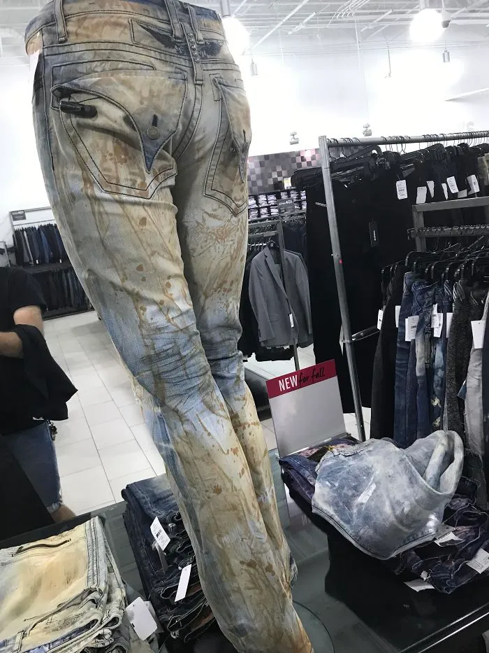 Estos vaqueros de diseño parecen cubiertos de manchas de m*erda