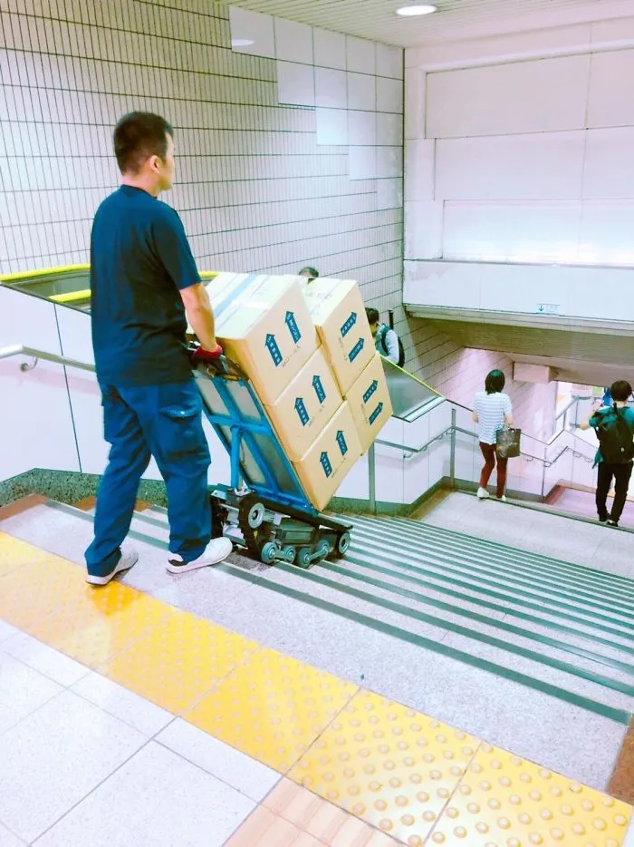 Este Tanque Estilo Escaleras Dolly En Japón