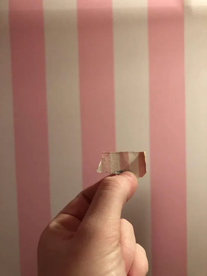 Este trozo de papel de pared es de los anteriores dueños que vivían aquí en los 70. Va a juego con cómo he pintado hoy