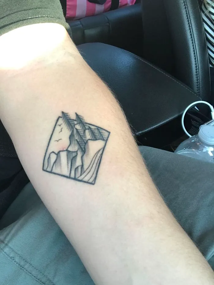 Mi amigo se ha hecho un tatuaje, le ha salido un grano y ahora parece un atardecer