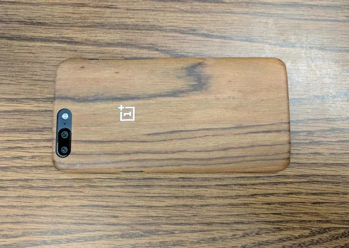 La funda del móvil de camufla con esta mesa, que es de 1982