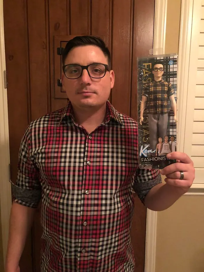 Mi marido Ken ha encontrado en una tienda una versión en miniatura de si mismo