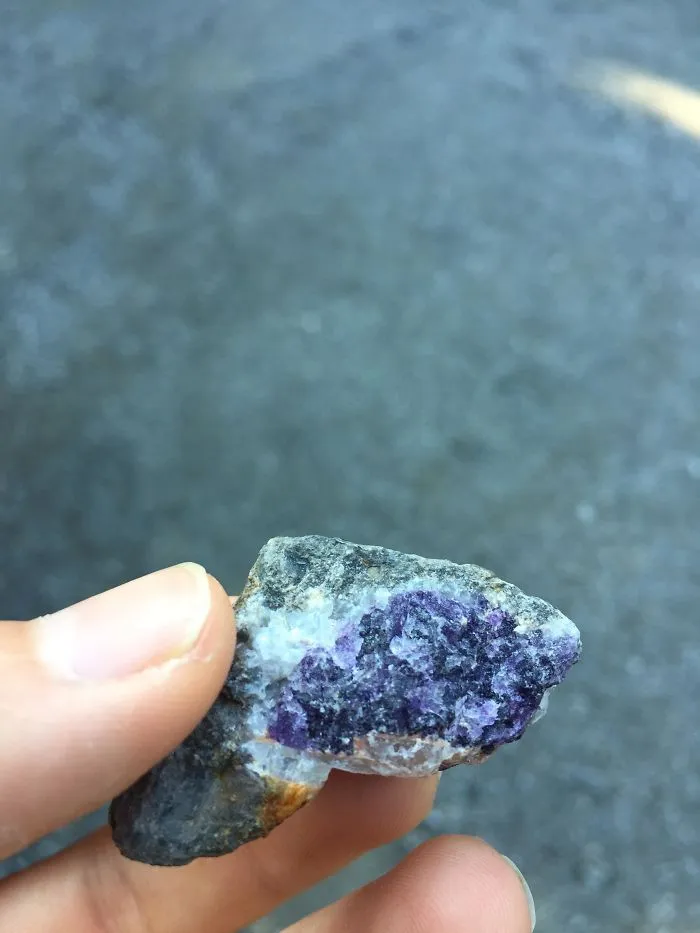 He encontrado amatista en la gravilla de la carretera del poche