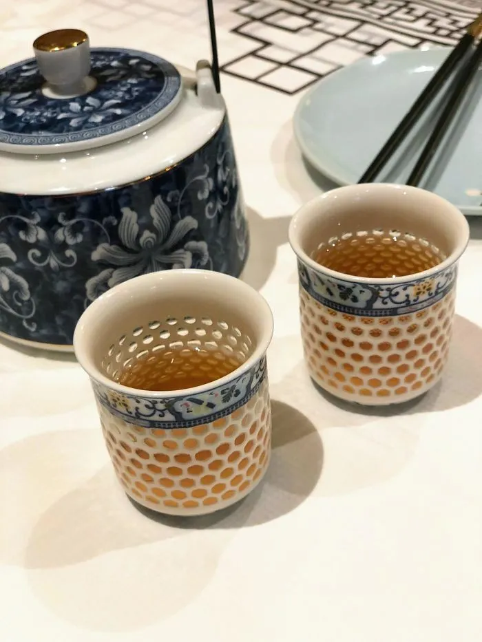Tazas de té que parecen tener agujeritos