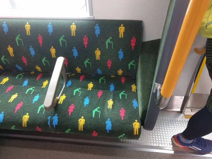 El Estampado Del Asiento En El Tren En Japón Te Dice Dónde Está El Asiento De Prioridad