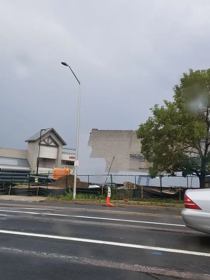La pintura de este edificio es del mismo color que el cielo