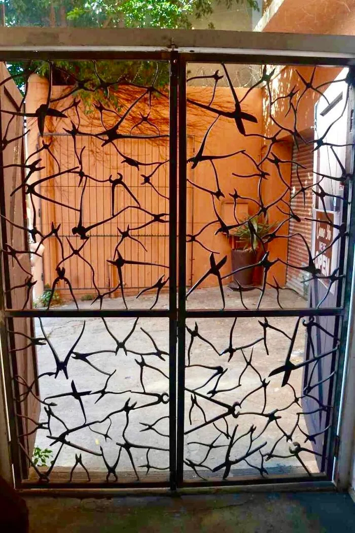 Puerta de acero hecha con tenazas recicladas