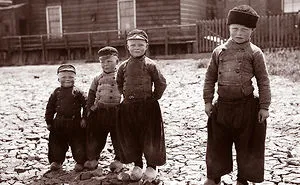 Man Found Photos From Europe In 1904, Revealing How Everything Looked Before Modern Technology