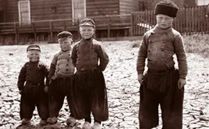 Man Found Photos From Europe In 1904, Revealing How Everything Looked Before Modern Technology