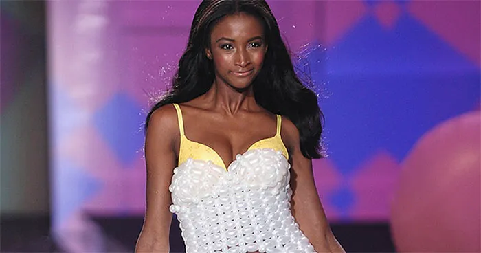 Internet Trolls Make Fun Of This Victoria's Secret Model For Saying She Can Code, Get Shut Down With Perfect Reply