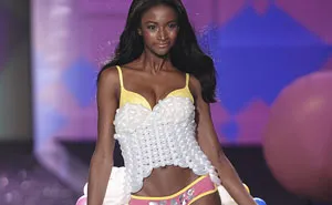 Los trolls de internet se ríen de esta modelo de Victoria's Secret por decir que sabe programar, y los calló con la respuesta perfecta