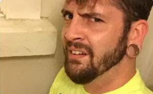 Un Tío Le Pregunta A Su "Enamoramiento" Por Fotos De Ducha Sexy, Obtiene Más De Lo Que Esperaba