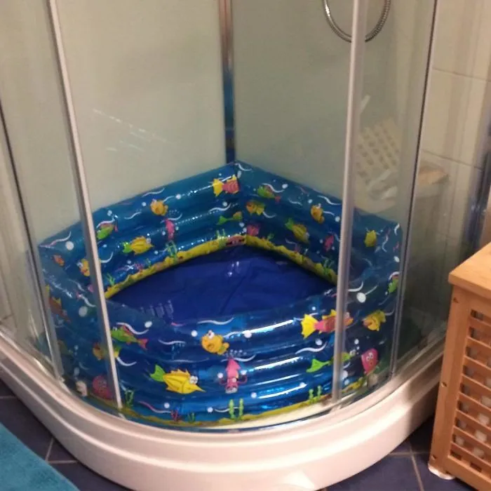 Si no tienes bañera, puedes poner una piscina infantil en la ducha. También viene bien al viajar