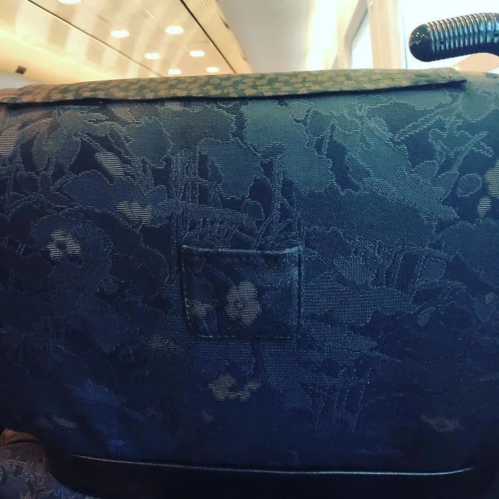 Un Pequeño Bolsillo En La Parte Trasero Del Asiento Del Tren Para Colocar Tu Boleto De Tren, Así Que Cuando El Conductor Llegue, Simplemente Lo Revisa Sin Despertarte