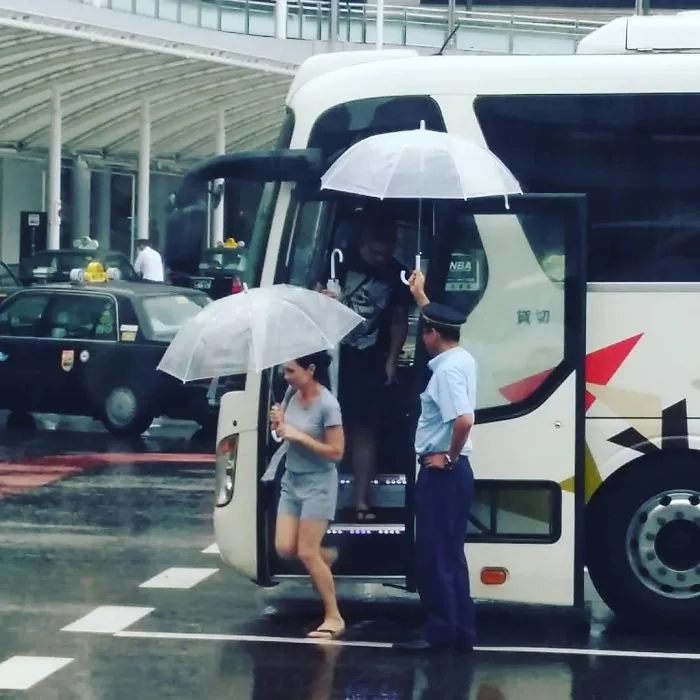 El Conductor De Autobús Sosteniendo Un Paraguas Para Que No Te Mojes Mientras Abres El Tuyo