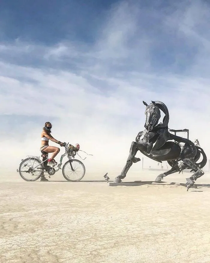 10+ Fotos increíbles que muestran la locura que se vivió en el festival Burning Man 2018