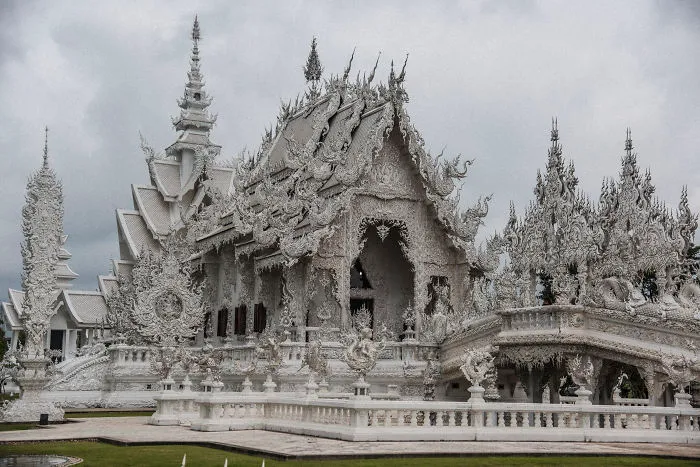 This White Temple In Thailand Is Both Heaven And Hell