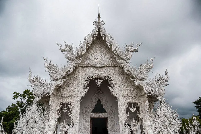 This White Temple In Thailand Is Both Heaven And Hell