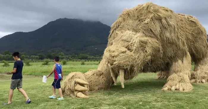 Japanese Continue The Tradition Of Rice Harvest Season By Creating Gigantic Straw Sculptures