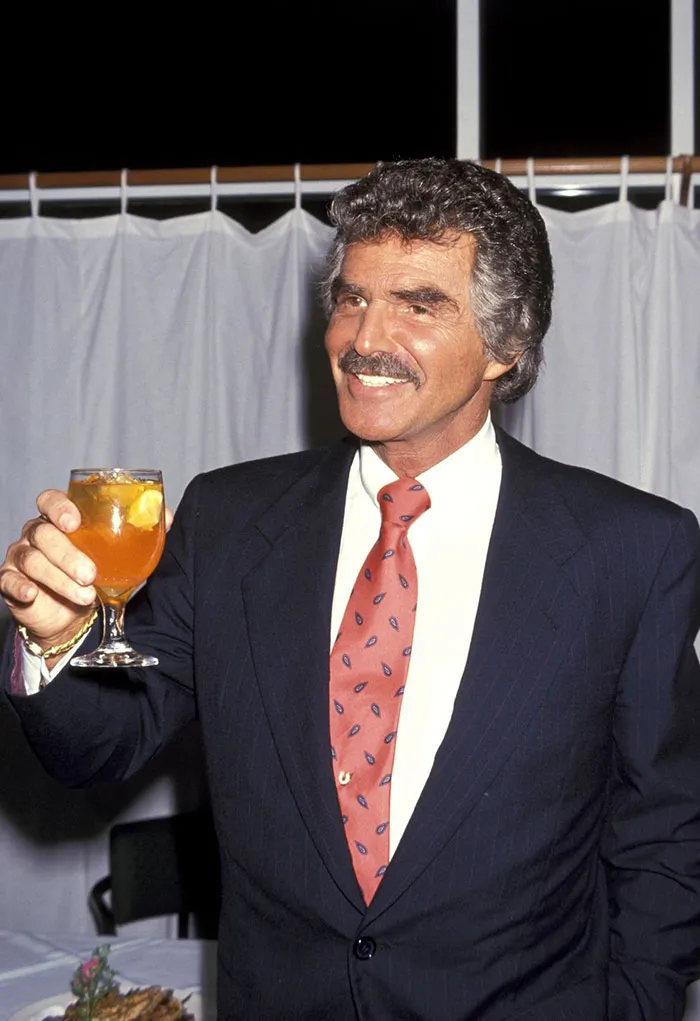 30+ Fotos emblemáticas para recordar el icono que realmente fue Burt Reynolds