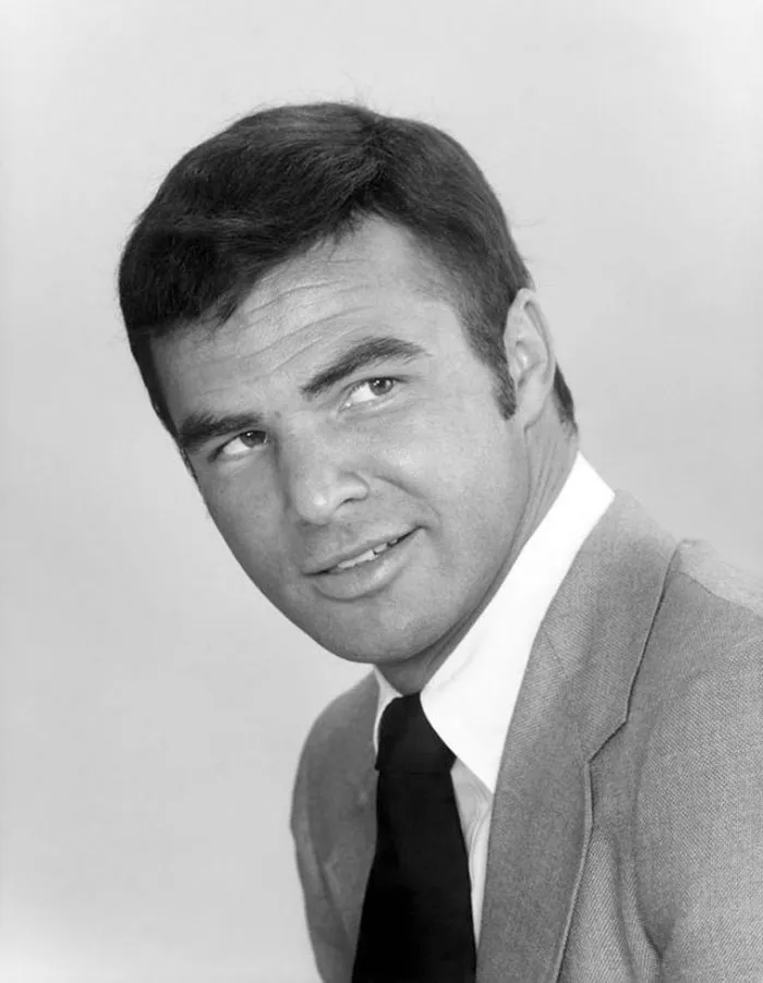 30+ Fotos emblemáticas para recordar el icono que realmente fue Burt Reynolds