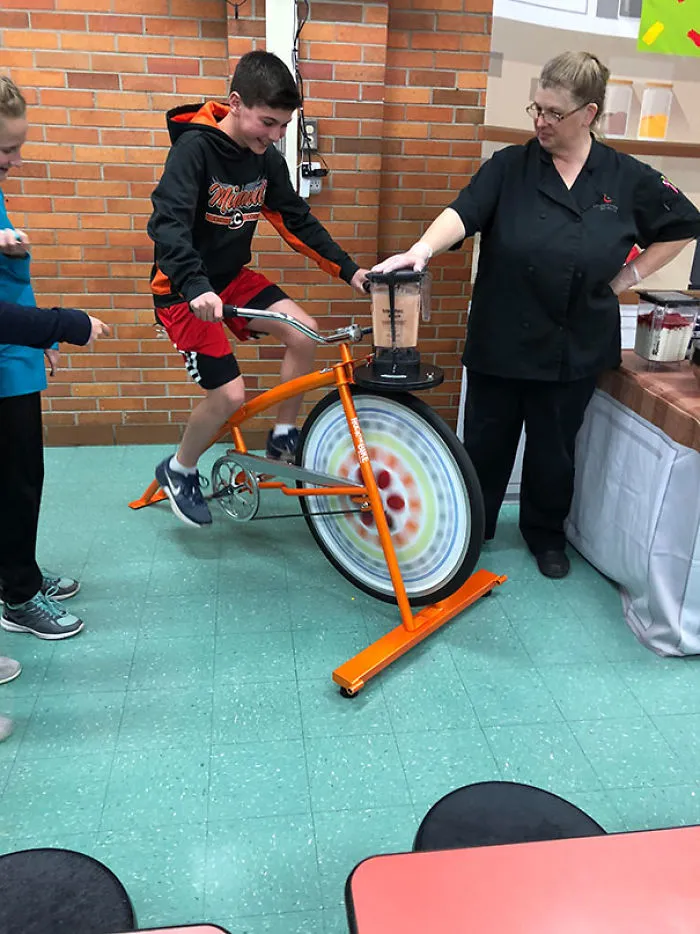 Con esta bicicleta se hacen batidos en la escuela
