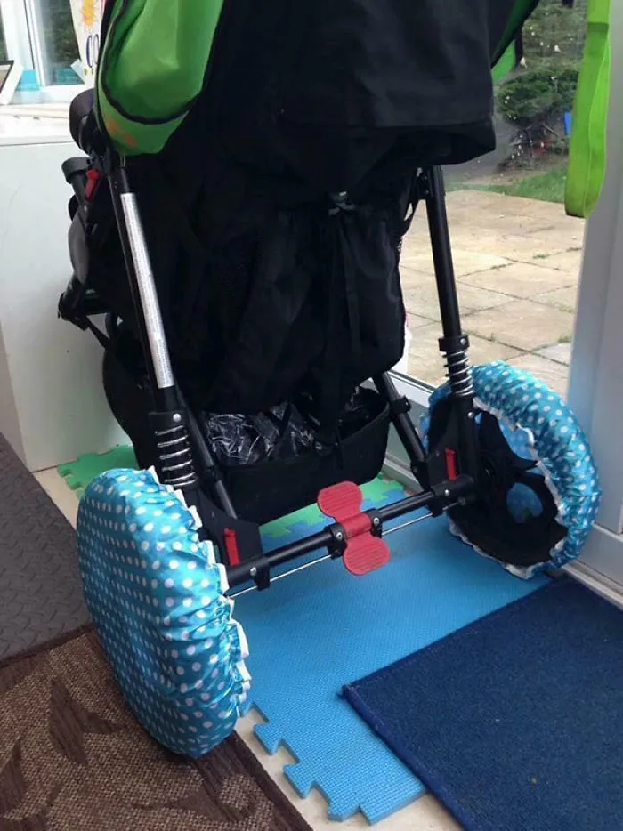 Si tienes que meter el carrito en casa, pon gorros de ducha en las ruedas para no manchar
