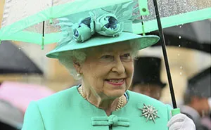 Someone Noticed The Coolest Thing About The Way The Queen Matches Her Outfits, And We Can't Unsee It 