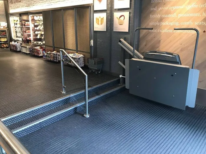 Si solo hubiera otro tipo de superficie que usar en vez de gastar dinero en un ascensor para 2 peldaños...