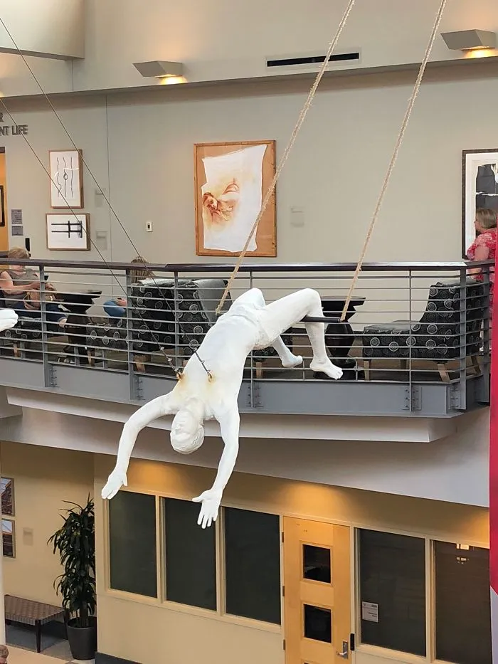 Esa forma de hacer que la escultura esté colgada del aire...