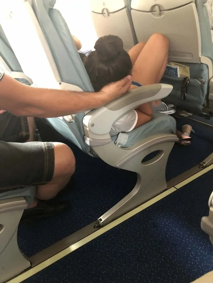 Este hombre tuvo la mano así durante 45 minutos para que su hija pudiera dormir bien