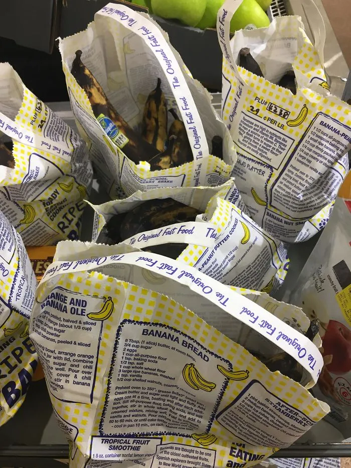 En la tienda de comestibles venden con descuento los plátanos demasiado maduros con una receta para hacer pan de plátano en la bolsa