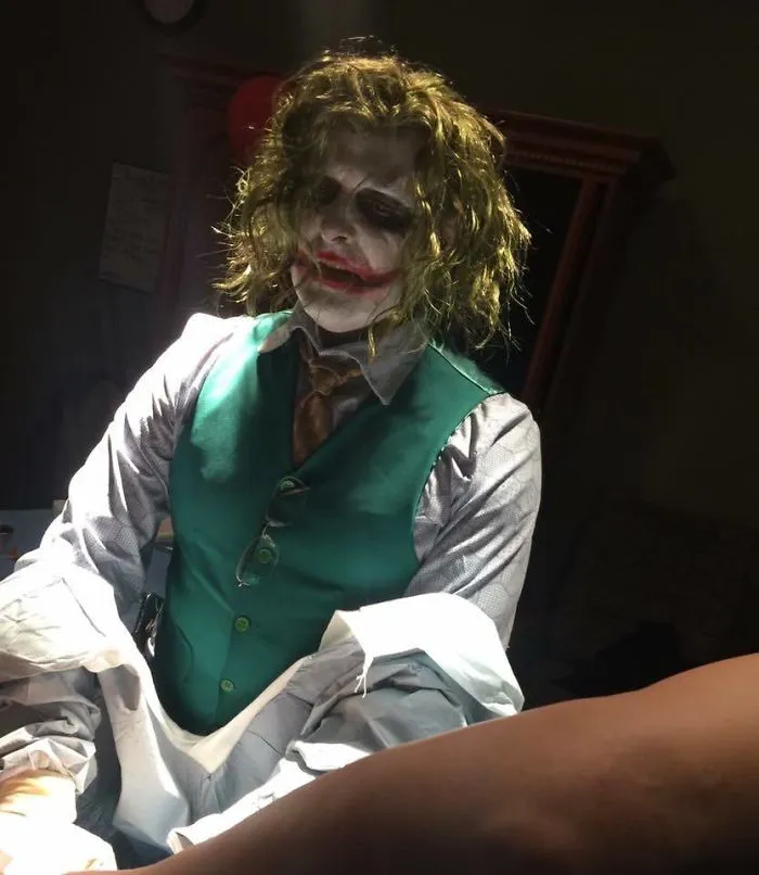 Mi prima dio a luz en Halloween, este era el doctor durante el parto
