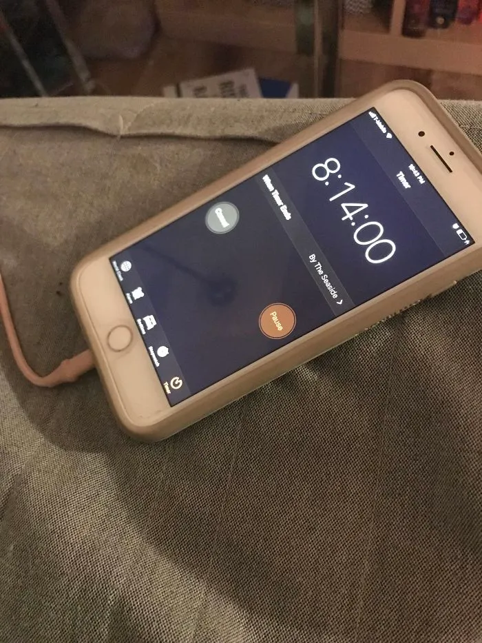 Mi novia está loca y para despertarse usa el temporizador en vez de la alarma