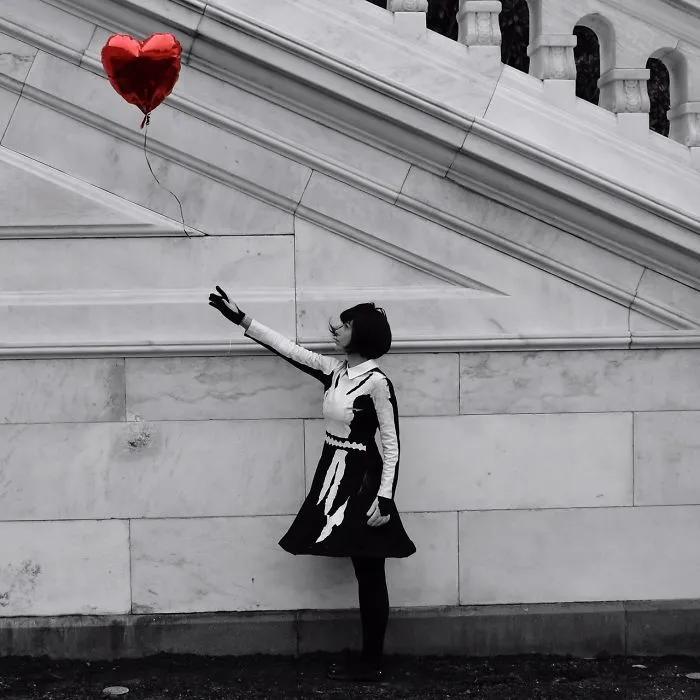 Mi amiga decidió ir de la "niña del globo" de Banksy