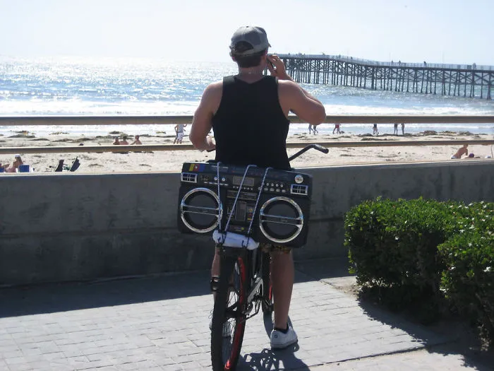 Escuchar música sin cascos. Si crees que tienes buen gusto, métete a Dj, pero no en el autobús a casa