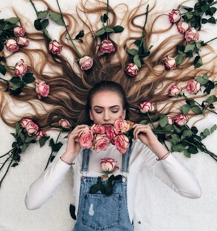 Artist Arranges Amazing Photo Shoots That Show-Off The Beauty Of Her Hair