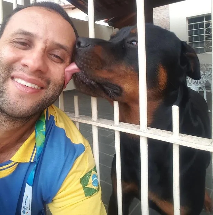 Brazilian Mailman Is The Best Friend Of Dogs And Their Selfies Prove This