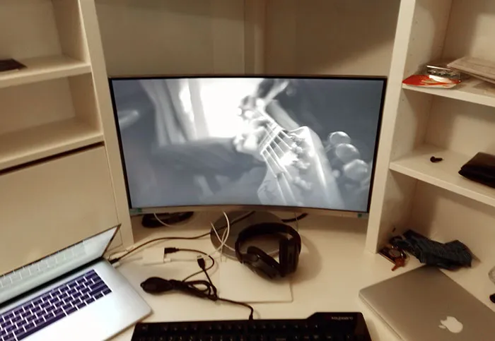Monitor curvo en la mesa Micke de Ikea