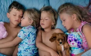 Photographer Is Nicknamed “Sleep Fairy” After She Posed 4 Kids And A Puppy In Their Sleep For A Heartwarming Photo