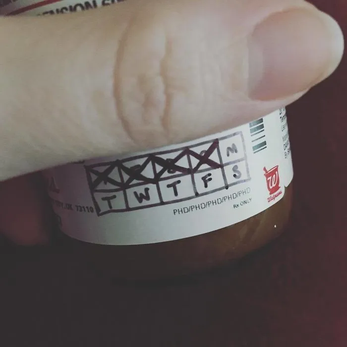 Si les tienes que dar medicinas, escribe las dosis planeadas en el bote antes de empezar, y márcalas según se las des. Así la falta de sueño no te hará olvidarte si se la diste o no