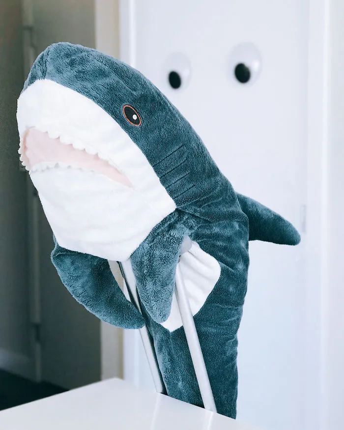 10+ Fotos que demuestran que este tiburón de peluche de IKEA se ha vuelto una obsesión