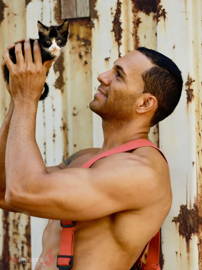 Estos bomberos australianos posan con animales para el calendario benéfico de 2019, y las fotos podrían causar incendios