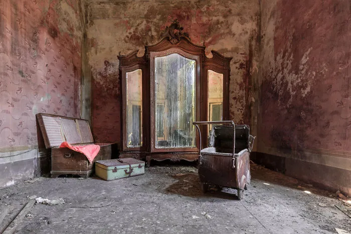 I Took Magnificent Photos Of Abandoned Sites Throughout Italy To Evoke Feelings Of The Past
