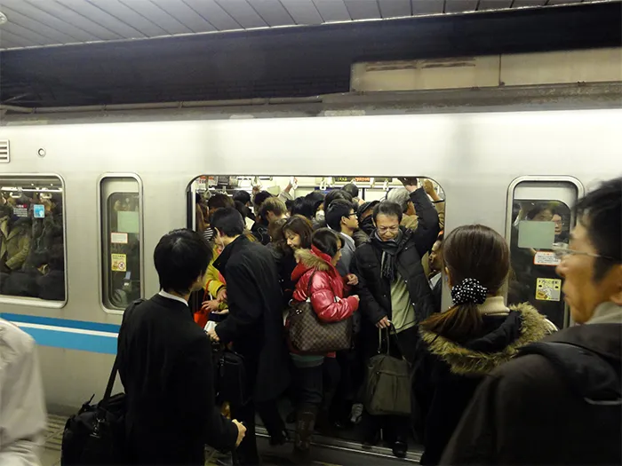 No dejar salir antes de entrar en ascensores o transporte público. ¿No tiene más sentido que empotrarse contra una multitud que quiere salir?