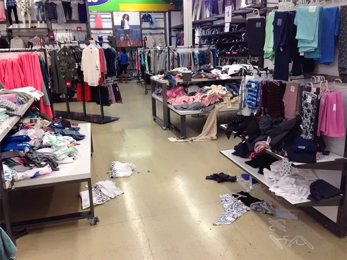 Dejar todo desordenado por donde vas. No importa que sea la oficina, una tienda de ropa o un retrete público. Nadie tiene que recoger tu desorden