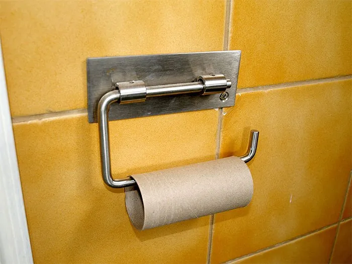 No cambiar el rollo de papel vacío. No pongas a alguien en la trágica situación de terminar de hacer sus cosas y encontrarse sin papel